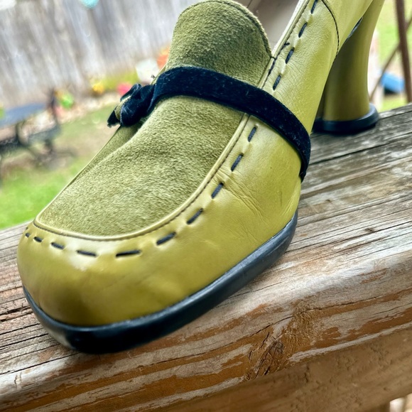 Fantastic lime green Fluevogs! Heart heels, mules, loafer style w/ black bow - Picture 4 of 11
